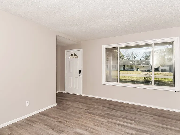 2079827_018_living_room_13443639.jpg