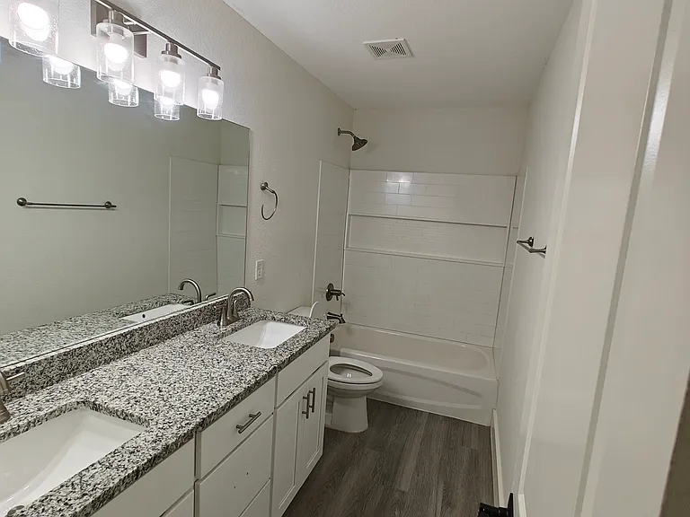 1321 Franklin Ave — Photo 5