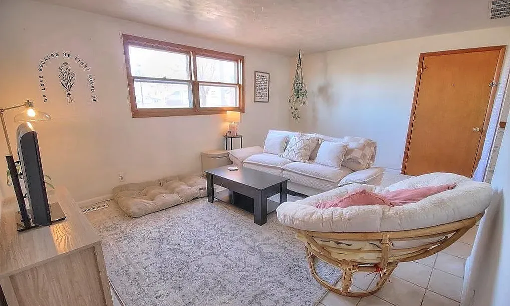 2 bed, 975 sqft, $1,200 — Photo 3