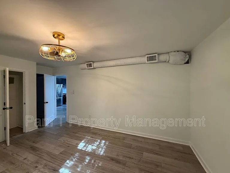 201 W 37th St #CARRIAGE HOUSE — Photo 6