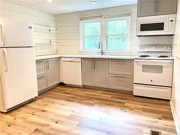 3rd image of 1017 White Ln #22-27