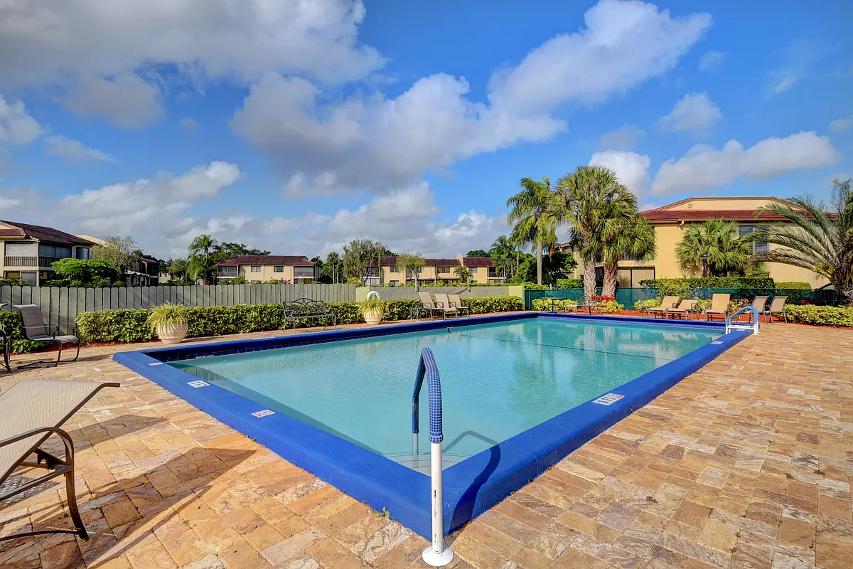 Building Photo - 7911 Eastlake Dr #H