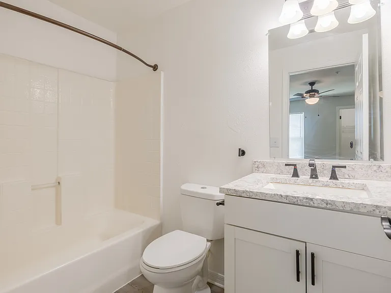 Royal Point Apartments — Photo 31