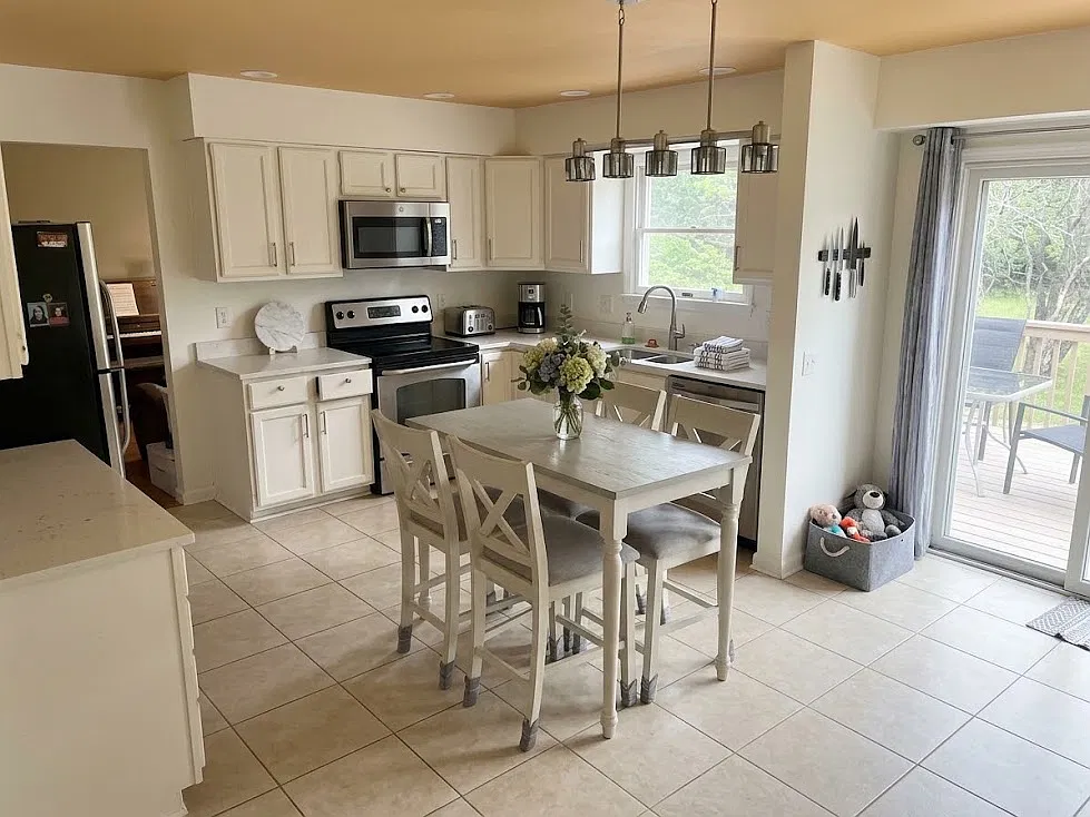 4 bed, 2.5 bath, 2432 sqft, $3,700 — Photo 3