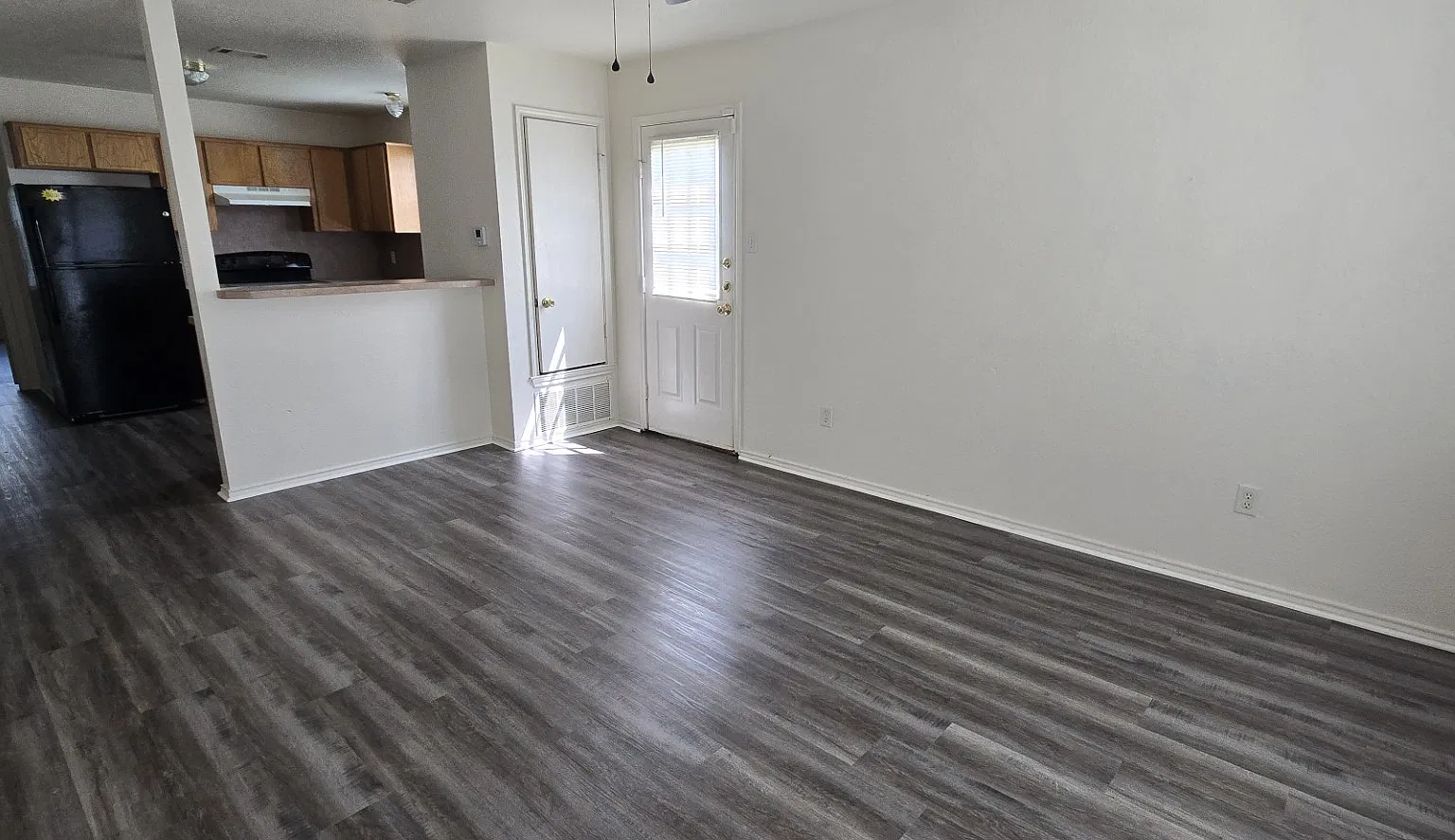 2 bed, 1.5 bath, 900 sqft, $895 — Photo 2