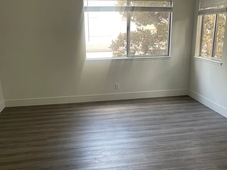 371 Mariners Ct — Photo 3