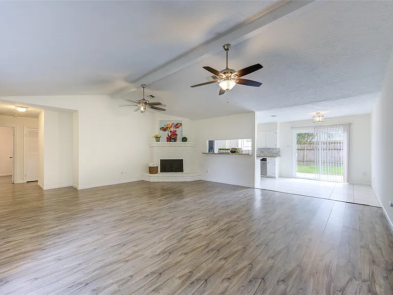 950 Grand Junction Dr — Photo 2