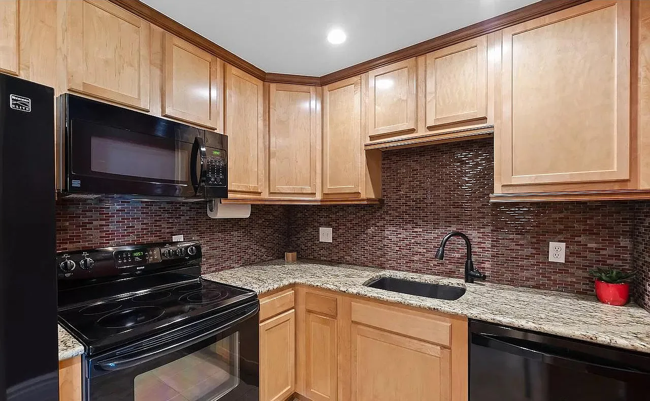 2 bed, 759 sqft, $2,150 — Photo 3