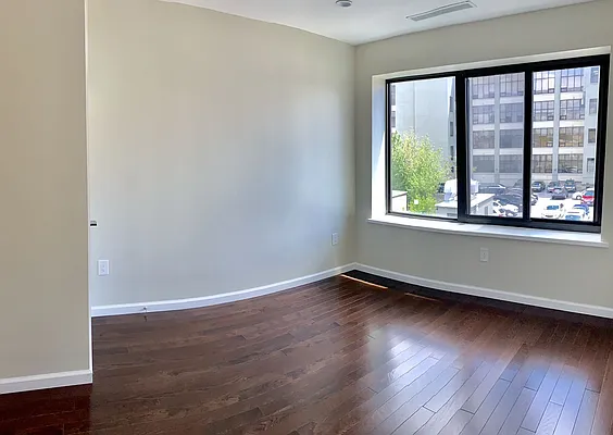 Rented by Hooli Homes New York Inc | media 18