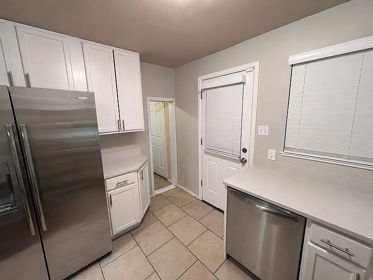 1552 Wolff St — Photo 5