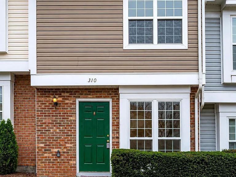 310 Lancaster Sq — Photo 1