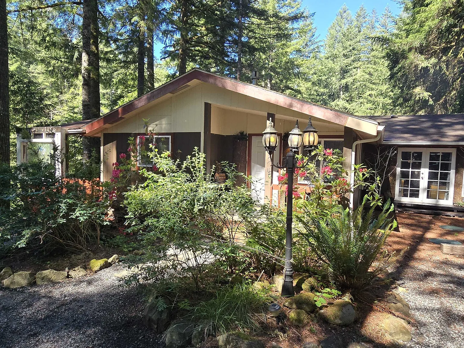 Riverfront Retreat Fully Furnished Cabin-Style Executive Rental — Photo 1