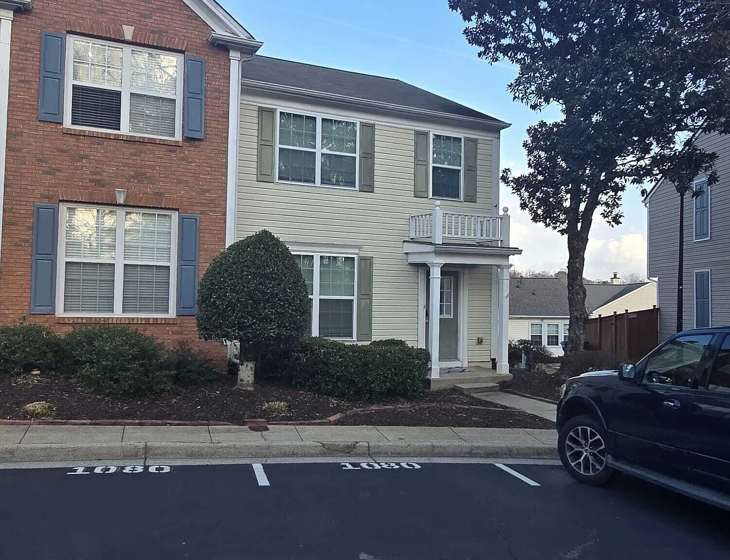 3 bed, 2.5 bath, 1370 sqft, $2,300 — Photo 1