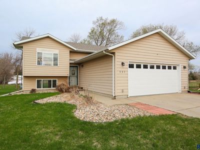 517 Sunset Cir, Lennox, SD, 57039