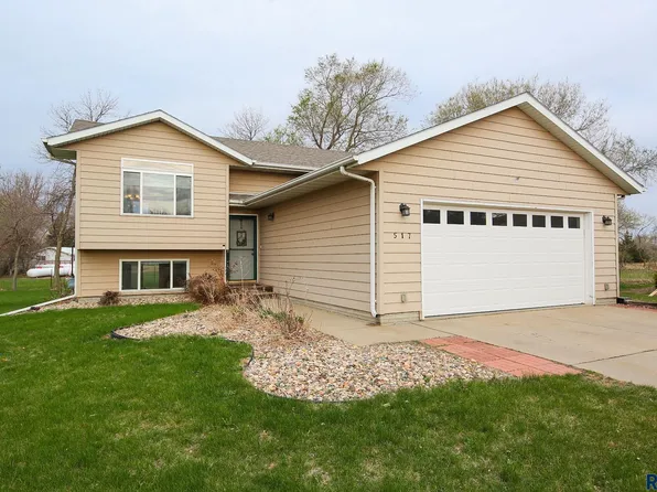 517 Sunset Cir, Lennox, SD 57039