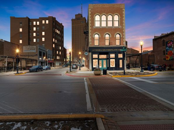 6 E Downer Pl UNIT 200