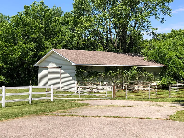 3224 Regency Dr — Photo 12