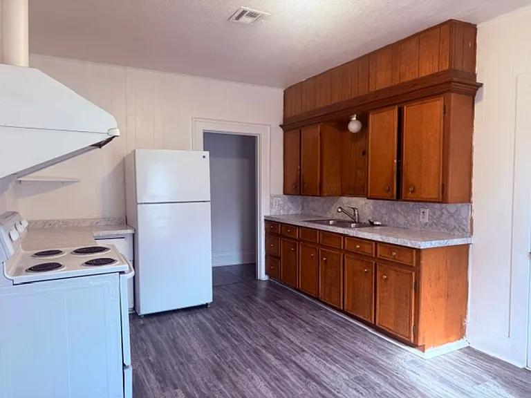 2401 McKenzie Ave — Photo 4