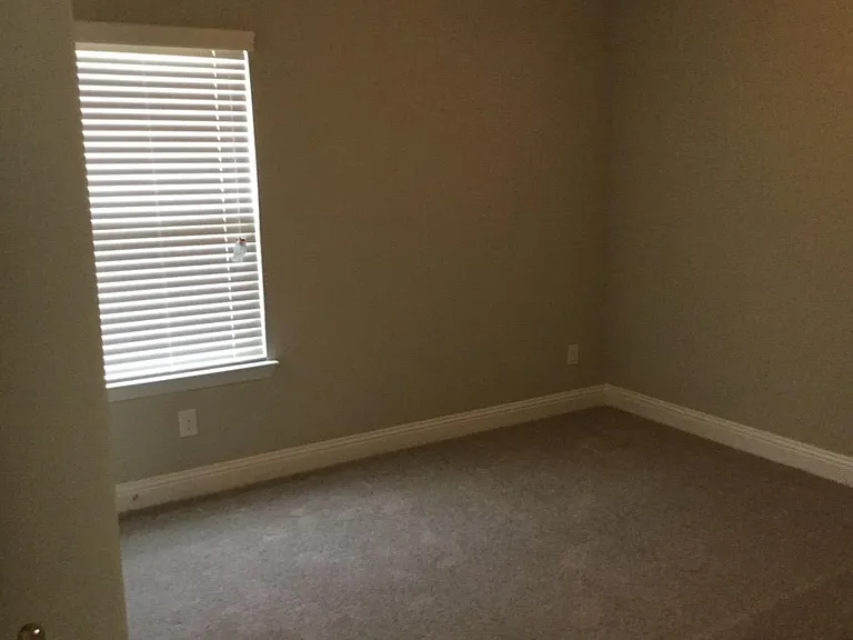 2609 Empire St — Photo 12