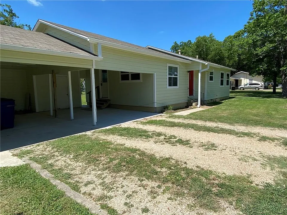 102 E Live Oak St