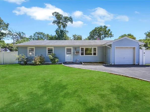 10 Cortina Way, Bay Shore, NY 11706
