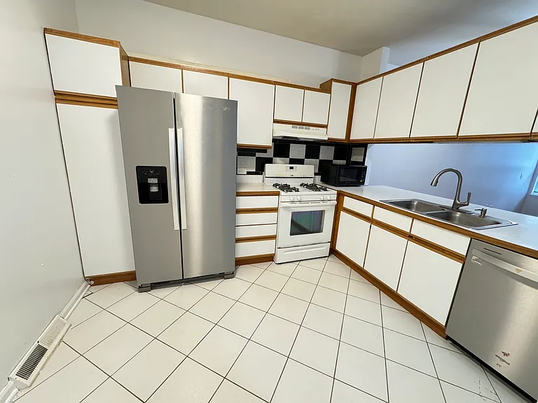 724 Marilyn Ave — Photo 5