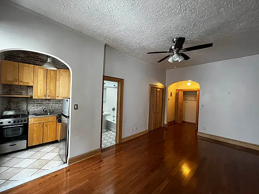 Rented by Salon Realty Corp | media 2