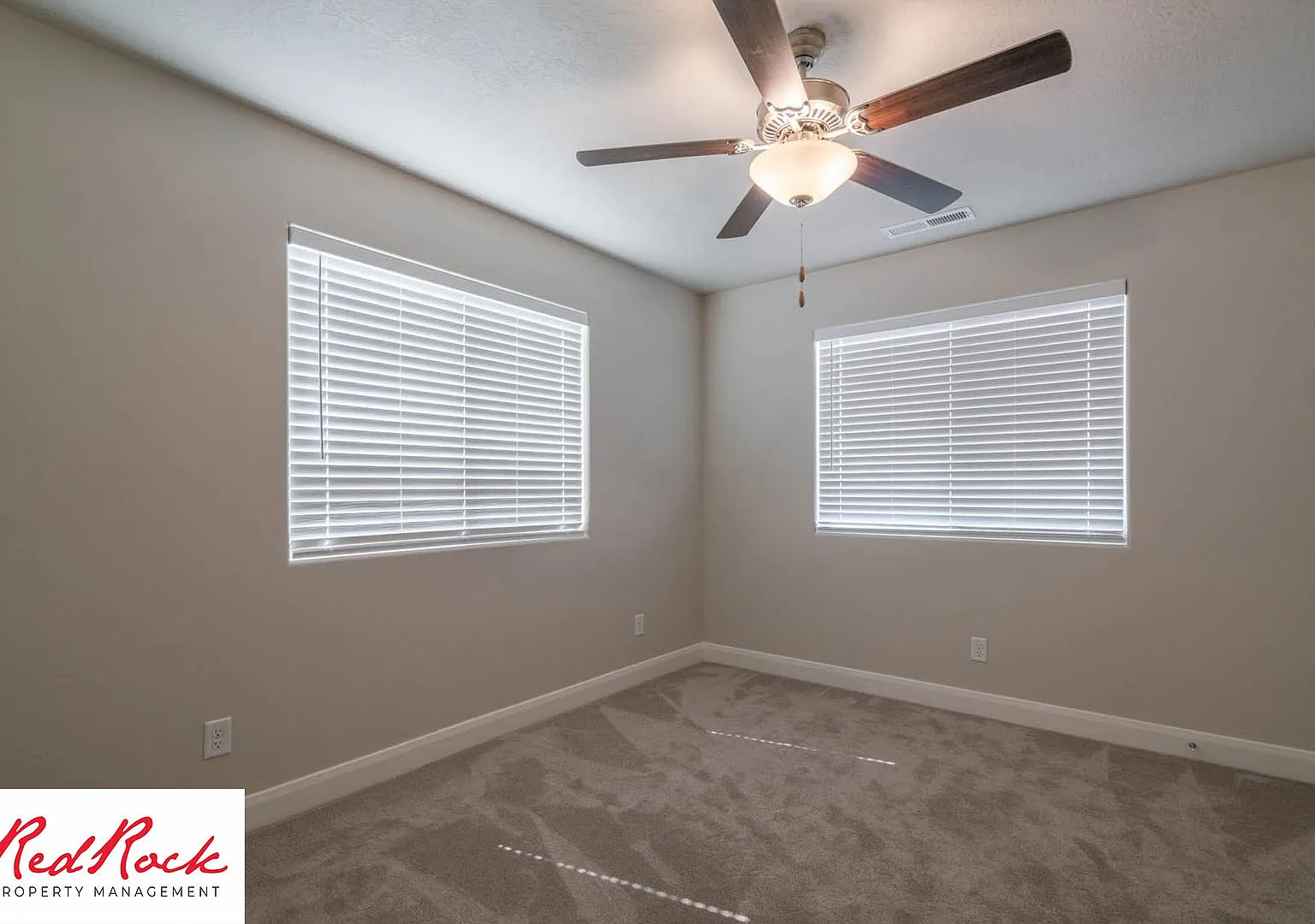 Spacious 4 Bedroom Townhome in Hurricane Heights! — Photo 4