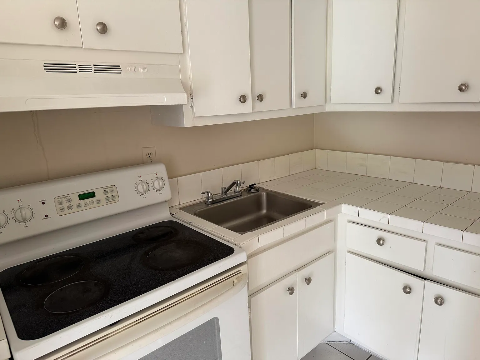4 bed, 4.0 bath, 2424 sqft, $1,450 — Photo 3
