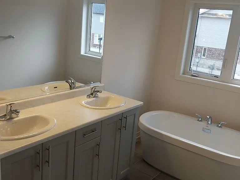 323 Raymond Rd E — Photo 8