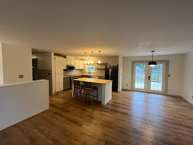 988 SW Inglewood Ln — Photo 2