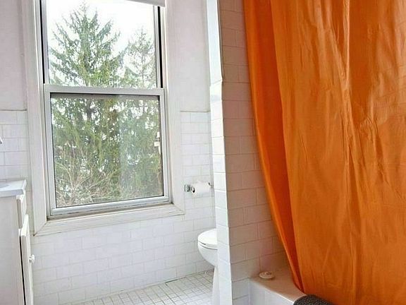 4th image of 634 Leonard St #3R