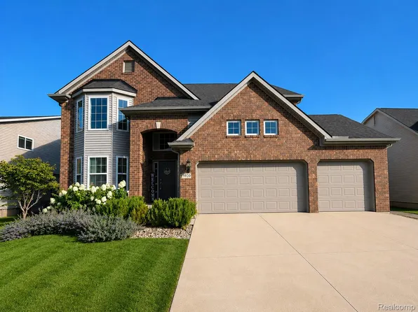 55920 Sunningdale Dr, South Lyon, MI 48178