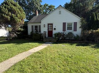 30 Beverly Rd, Farmingdale, NY 11735