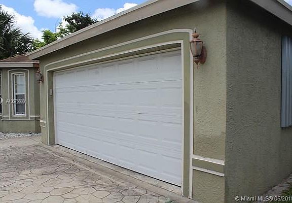 5th image of 909 NW 3rd Ave