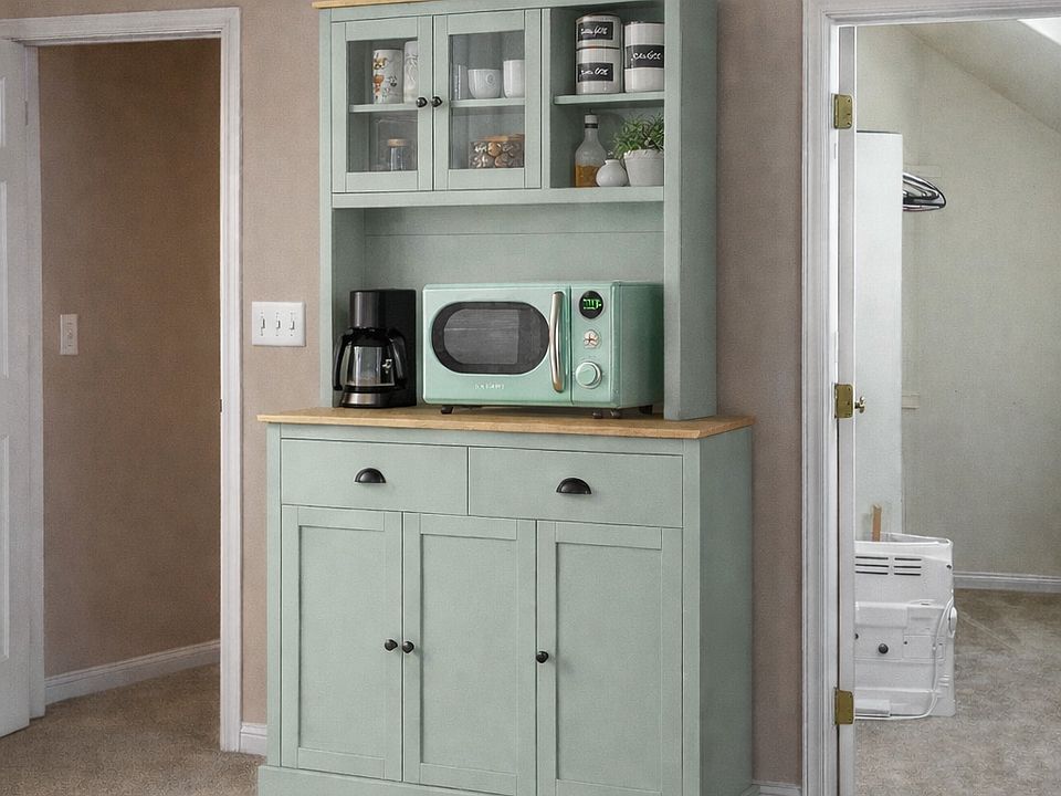 We recently added a kitchenette. The loft already includes a microwave, an air fryer, a refrigerator and a hot plate. You are welcome to bring your own plates, and silverware, but wa can also provide them. You also have access to the main floor kitchen.