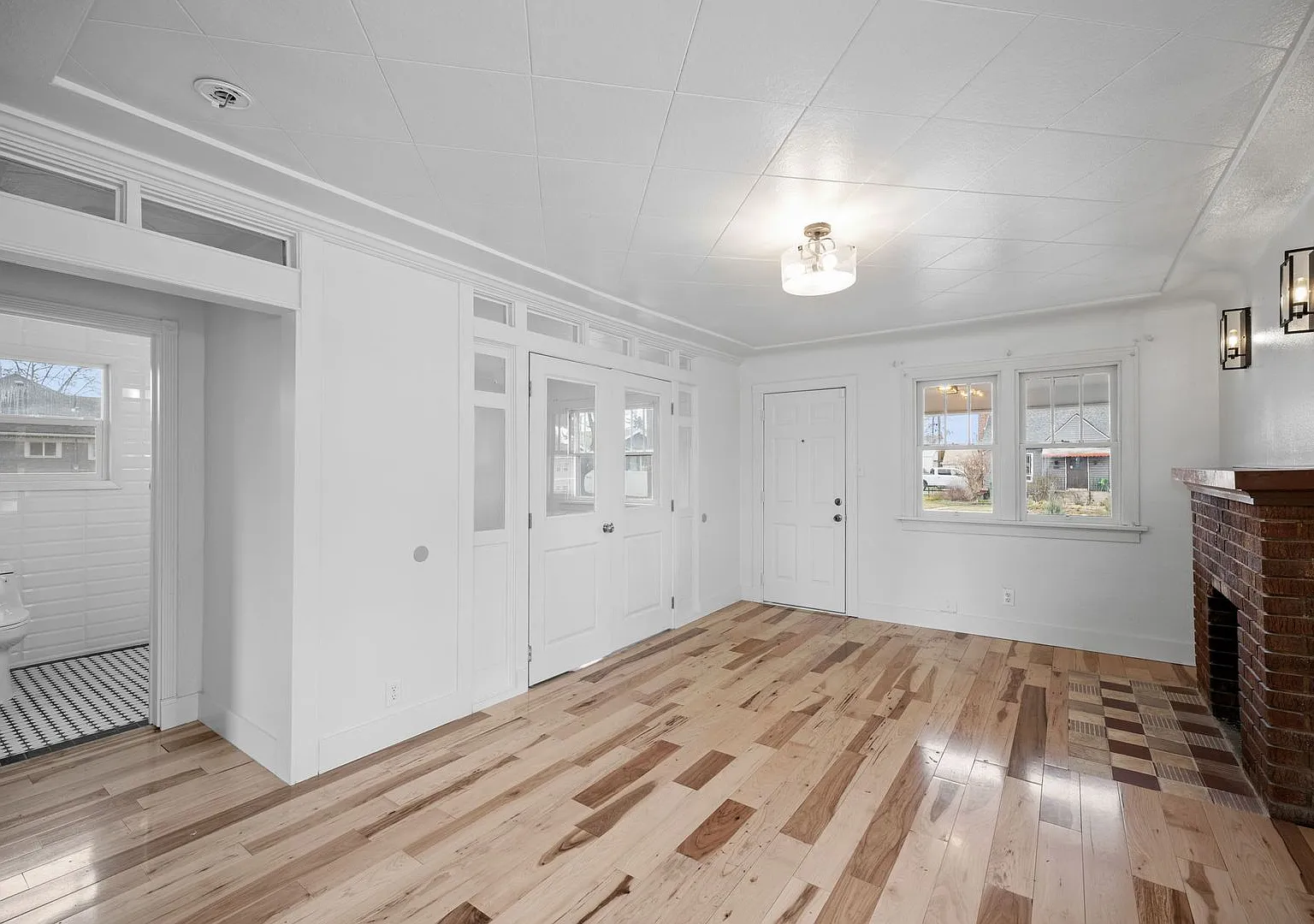 Remodeled 3BR/2BA Brick Bungalow - Fireplace, Finished Basement & Garage — Photo 4