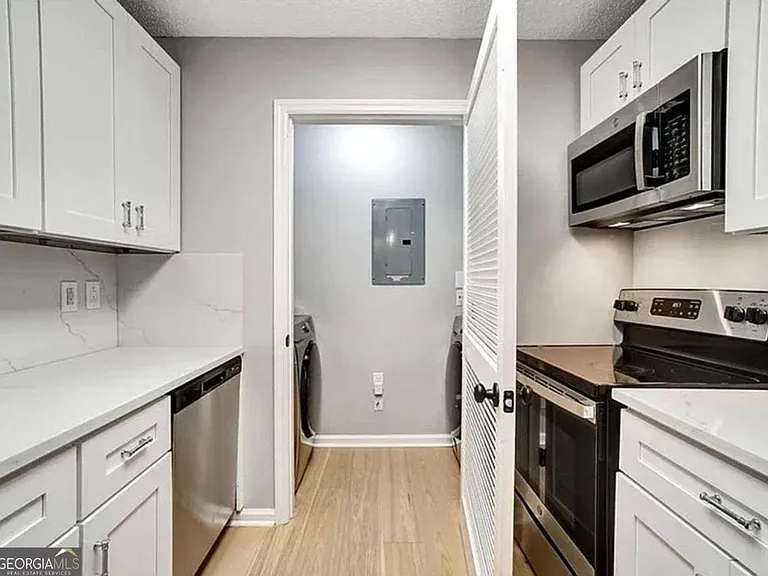 214 Granville Ct — Photo 3