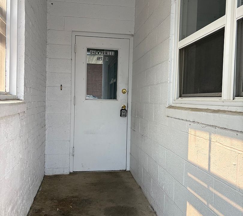 1st image of 1040 W Princess St APT 10