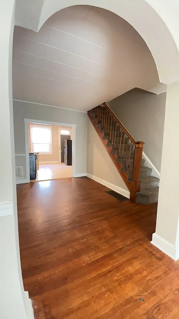 Lovely Two Bedroom — Photo 4