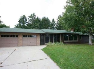 7124 Pioneer Rd, Cedarburg, WI 53012