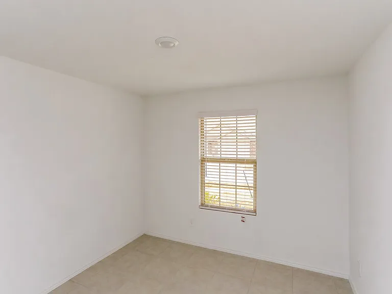 1017 Crestview Dr — Photo 14