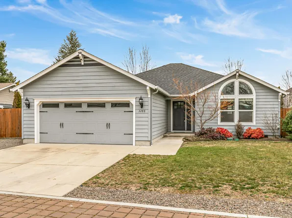 3288 Grant Rd, Central Point, OR 97502