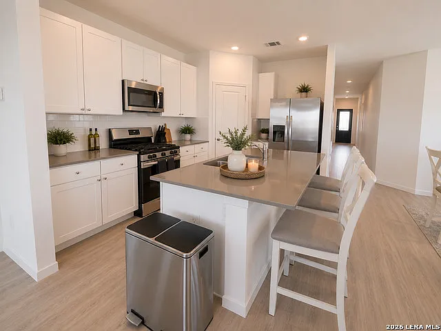4 bed, 3.0 bath, 1906 sqft, $2,095 — Photo 4