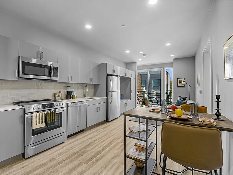 Edgewater Apartments — Photo 2