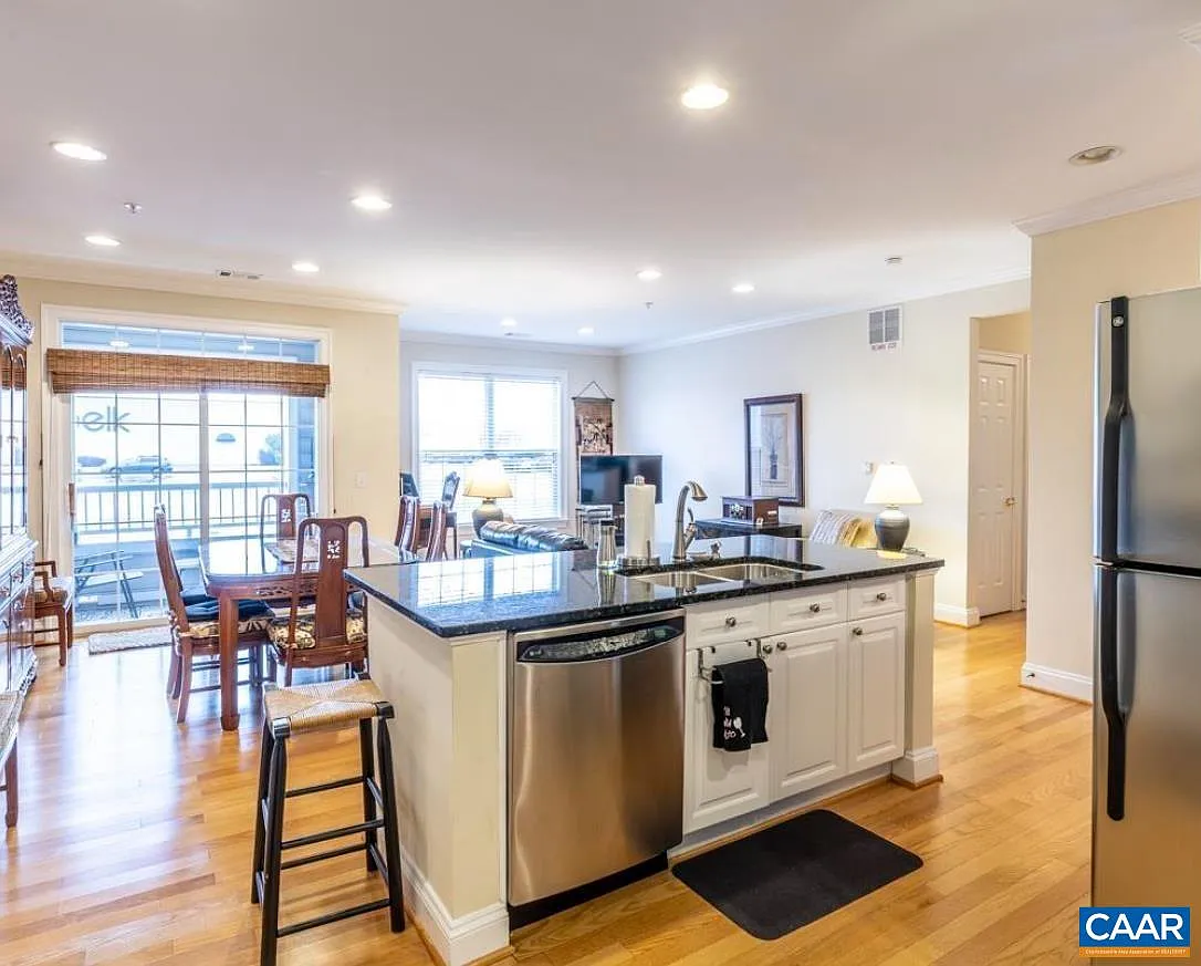 3 bed, 2.0 bath, 1446 sqft, $2,100 — Photo 4