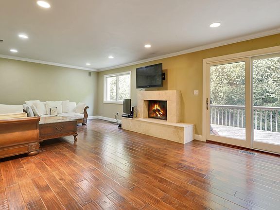 4th image of 24 Chestnut Ln #0