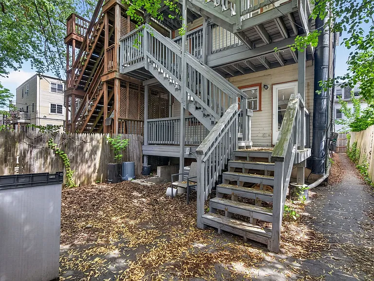 135 W Seventh St — Photo 3