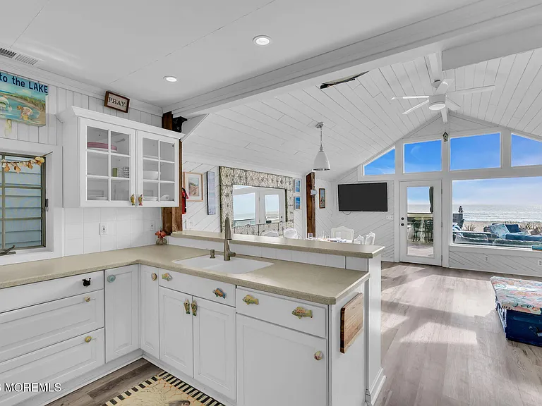 55 Beach Front — Photo 10