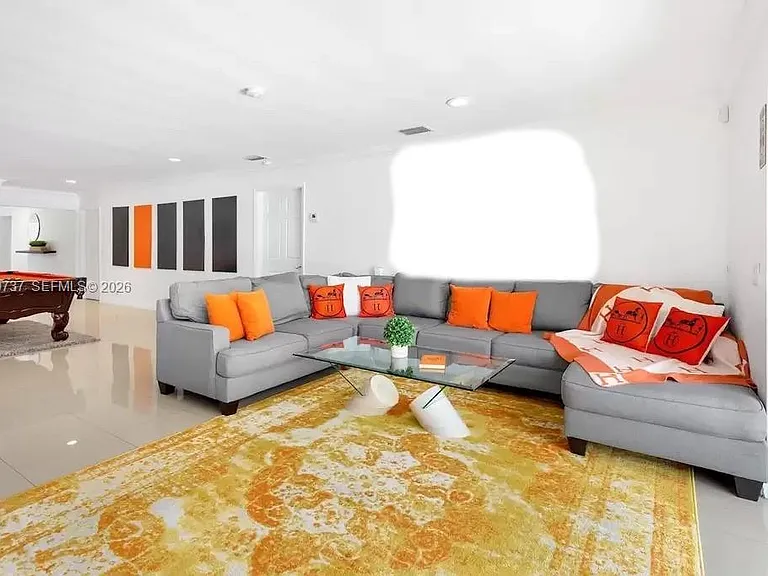 437 Holiday Dr — Photo 6